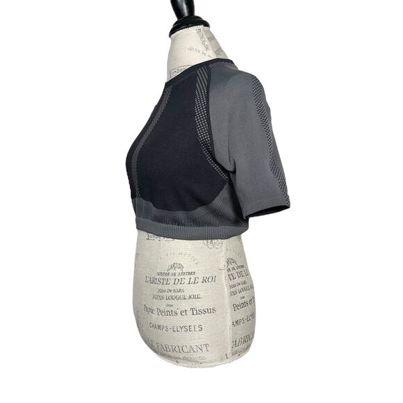 Fabletics | Women | Jessie Black Pewter Seamless Athletic Stretch Crop Top | XL - Picture 4 of 9